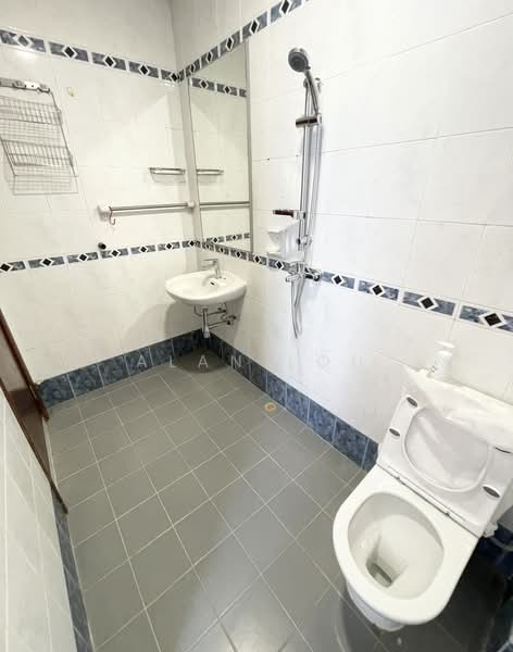 94 Hazel Park Terrace, , Room Rental, 100 sqft, Terraced House For Rent, by Alan Loh, 500196836 - Bathroom - PropertyGuru.com.sg