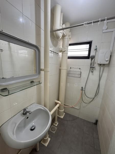 36 Bedok South Avenue 2, 36 Bedok South Avenue 2, 3 Bedrooms, 903 sqft, HDB Flat For Rent, by Ian Teo, 500196849 - Bathroom - PropertyGuru.com.sg