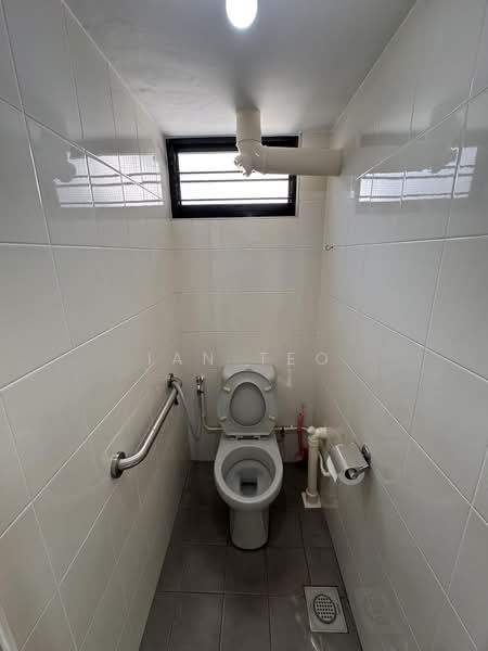 36 Bedok South Avenue 2, 36 Bedok South Avenue 2, 3 Bedrooms, 903 sqft, HDB Flat For Rent, by Ian Teo, 500196849 - Bathroom - PropertyGuru.com.sg