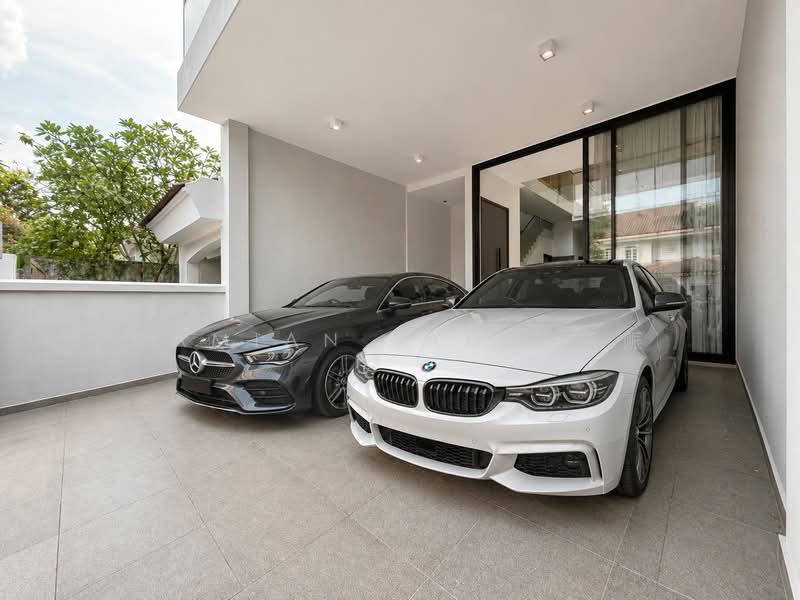 ⭐️JUST TOP⭐️RARE BRAND NEW 3.5-STY TERRACE NEAR HILLVIEW MRT STN⭐️MASSIVE BUILT-UP W/ 6 BEDROOMS⭐️, Hillview Crescent Jalan Remaja Gumilang Chu Lin Yen Dermawan Intan Zamrud Elizabeth Phoenix Hazel Park Cashew Chestnut Almond Suasa Pakis Emas Urai Asas Tekad Siap Tumpu Uji Shamah Selanting Layang Kakatua Merbok Yuk Tong Kismis Eng Kong Toh Tuck Tin, 6 Bedrooms, 7,240 sqft, Terraced House For Sale, by Damian Tan 陈係赈, 500196875 - Car Porch - PropertyGuru.com.sg