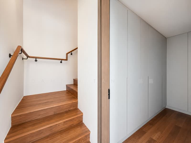 ⭐️JUST TOP⭐️RARE BRAND NEW 3.5-STY TERRACE NEAR HILLVIEW MRT STN⭐️MASSIVE BUILT-UP W/ 6 BEDROOMS⭐️, Hillview Crescent Jalan Remaja Gumilang Chu Lin Yen Dermawan Intan Zamrud Elizabeth Phoenix Hazel Park Cashew Chestnut Almond Suasa Pakis Emas Urai Asas Tekad Siap Tumpu Uji Shamah Selanting Layang Kakatua Merbok Yuk Tong Kismis Eng Kong Toh Tuck Tin, 6 Bedrooms, 7,240 sqft, Terraced House For Sale, by Damian Tan 陈係赈, 500196875 - Master Bedroom Walk-in Wardrobe - PropertyGuru.com.sg