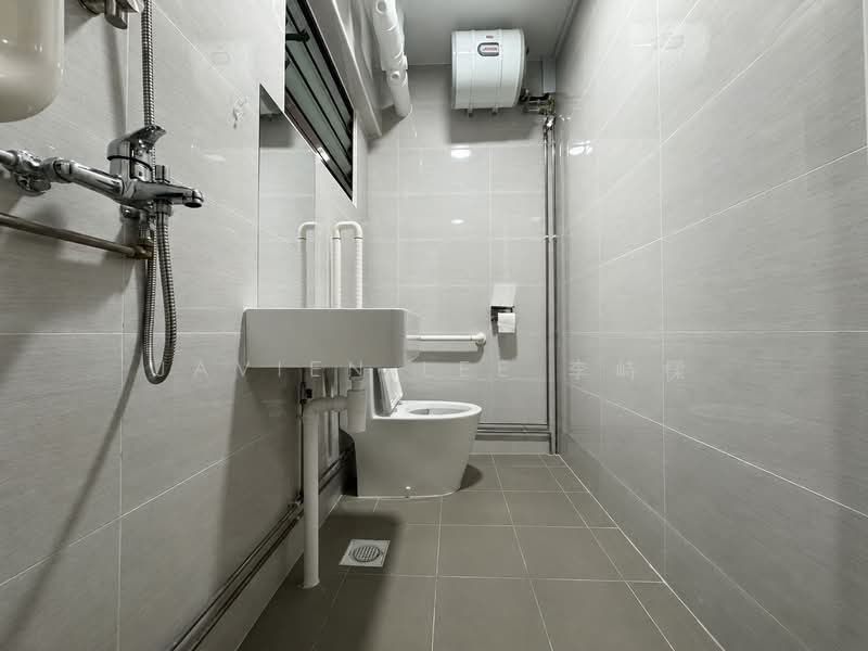 393 Tampines Avenue 7, 393 Tampines Avenue 7, 4 Bedrooms, 1,367 sqft, HDB Flat For Sale, by Javien Lee 李峙樑, 500196877 - Bathroom - PropertyGuru.com.sg