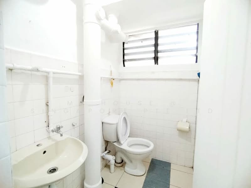 603 Ang Mo Kio Avenue 5, 603 Ang Mo Kio Avenue 5, Room Rental, 250 sqft, HDB Flat For Rent, by Sandy, 500196983 - Bathroom - PropertyGuru.com.sg