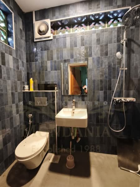 A Unique Shophouse of a Romantic Ambience in Tanjong Pagar, Craig Road Tanjong Pagar Road Tras Street, 3,500 sqft, Office For Rent, by Krystal Khor, 500197016 - Bathroom - CommercialGuru.com.sg
