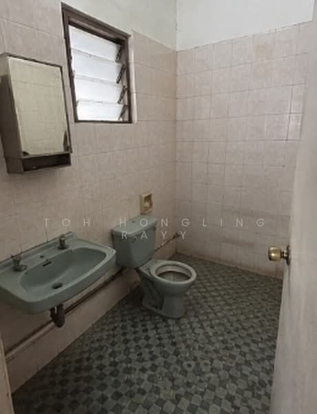 Freehold Serangoon SD I Ideal for rebuild I Near Eateries & Shop I Convenience to Major Expressways, , 5 Bedrooms, 2,800 sqft, Semi-Detached House For Sale, by Toh HongLing Rayy, 500197023 - Bathroom - PropertyGuru.com.sg