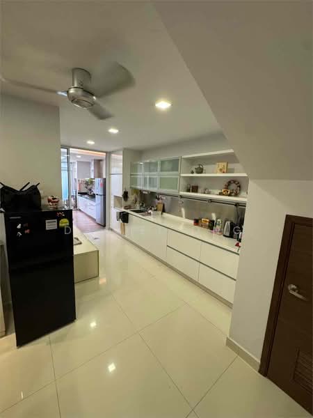 Sunrise Villa, Sunrise close, 4 Bedrooms, 2,500 sqft, Terraced House For Rent, by Daniel Ong, 500197032 - Kitchen - PropertyGuru.com.sg