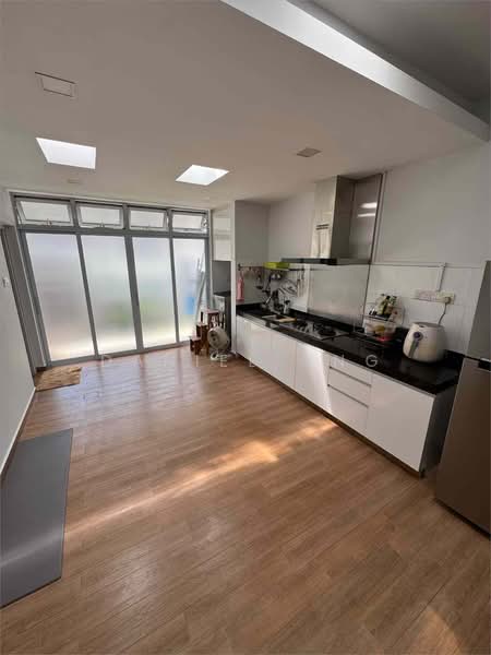 Sunrise Villa, Sunrise close, 4 Bedrooms, 2,500 sqft, Terraced House For Rent, by Daniel Ong, 500197032 - Kitchen - PropertyGuru.com.sg