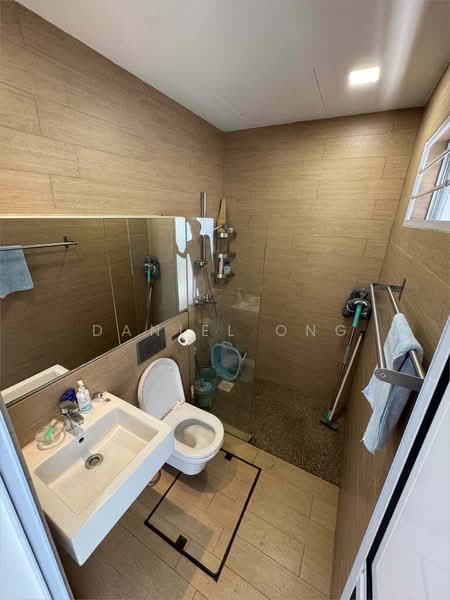 Sunrise Villa, Sunrise close, 4 Bedrooms, 2,500 sqft, Terraced House For Rent, by Daniel Ong, 500197032 - Bathroom - PropertyGuru.com.sg