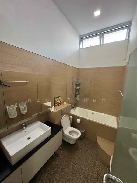 Sunrise Villa, Sunrise close, 4 Bedrooms, 2,500 sqft, Terraced House For Rent, by Daniel Ong, 500197032 - Bathroom - PropertyGuru.com.sg