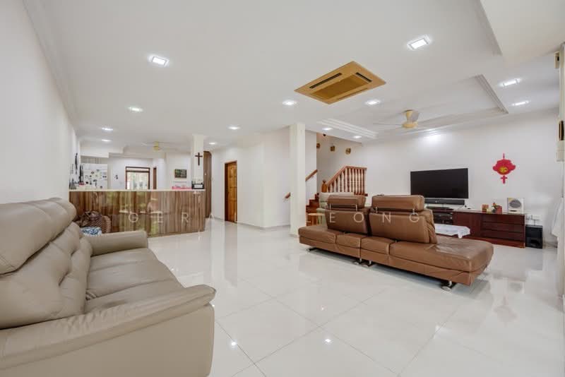Peakview Estate, Peakville Avenue, 4 Bedrooms, 2,500 sqft, Terraced House For Sale, by Gerald Leong, 500197078 - Living Dining Room - PropertyGuru.com.sg