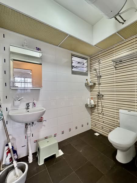 441B Bukit Batok West Avenue 8, 441B Bukit Batok West Avenue 8, 3 Bedrooms, 990 sqft, HDB Flat For Sale, by Bernard Wong, 500197110 - Common Bathroom - PropertyGuru.com.sg