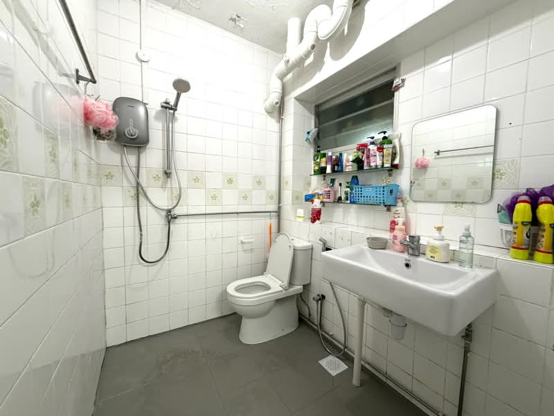 762 Choa Chu Kang North 5, 762 Choa Chu Kang North 5, 3 Bedrooms, 1,110 sqft, HDB Flat For Rent, by Steven Choo, 500197113 - Bathroom - PropertyGuru.com.sg