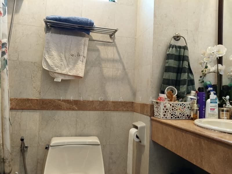 Tanglin Regency, 383 Tanglin Road, 3 Bedrooms, 1,109 sqft, Condominium For Sale, by Felicia Tan, 500197121 - Bathroom w bathtub - PropertyGuru.com.sg