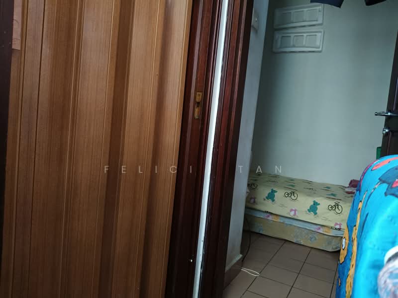 Tanglin Regency, 383 Tanglin Road, 3 Bedrooms, 1,109 sqft, Condominium For Sale, by Felicia Tan, 500197121 - Helper room & toilet - PropertyGuru.com.sg