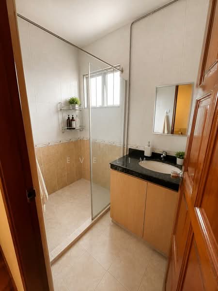 Hillview Garden Estate, , 4 Bedrooms, 2,246 sqft, Terraced House For Sale, by Eve Lim, 500197130 - Bathroom - PropertyGuru.com.sg