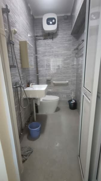 881 Woodlands Street 82, 881 Woodlands Street 82, 4 Bedrooms, 1,302 sqft, HDB Flat For Sale, by Kelly Ho, 500197180 - Bathroom - PropertyGuru.com.sg