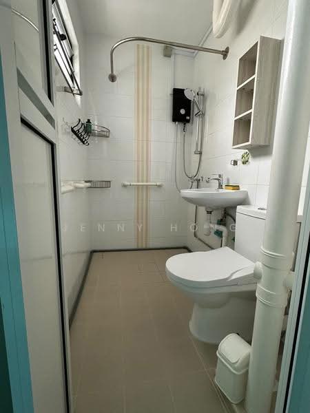 349 Ubi Avenue 1, 349 Ubi Avenue 1, Eunos / Geylang / Paya Lebar, Room Rental, 10 sqft, HDB Flat For Rent, by Jenny Hong, 500197191 - Bathroom - PropertyGuru.com.sg