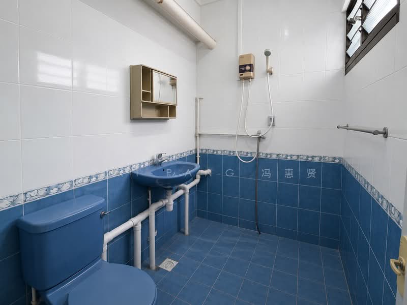 261 Tampines Street 21, 261 Tampines Street 21, 2 Bedrooms, 797 sqft, HDB Flat For Sale, by Geri Pang 冯惠贤, 500197280 - Bathroom - PropertyGuru.com.sg