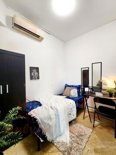 Parc Oasis, 35 Jurong East Avenue 1, 5 Bedrooms, 1,069 sqft, Condominium For Rent, by Tay Shaoqi, 500197324 - Bedroom - PropertyGuru.com.sg