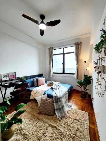 Parc Oasis, 35 Jurong East Avenue 1, 5 Bedrooms, 1,069 sqft, Condominium For Rent, by Tay Shaoqi, 500197324 - Bedroom - PropertyGuru.com.sg