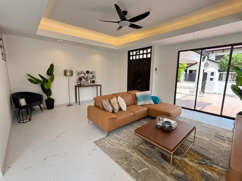 SUPER BEST BUY‼️ 3-STOREY CORNER TERR / 5 Bedrms / MRT, , 5 Bedrooms, 3,200 sqft, Corner Terrace For Sale, by Julie Tay, 500197334 - Living Room - PropertyGuru.com.sg