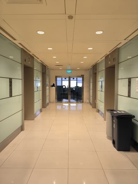 Peninsula Plaza, 111 North Bridge Road, 2,175 sqft, Office For Rent, by Mary Lau, 500197354 - Corridor - CommercialGuru.com.sg