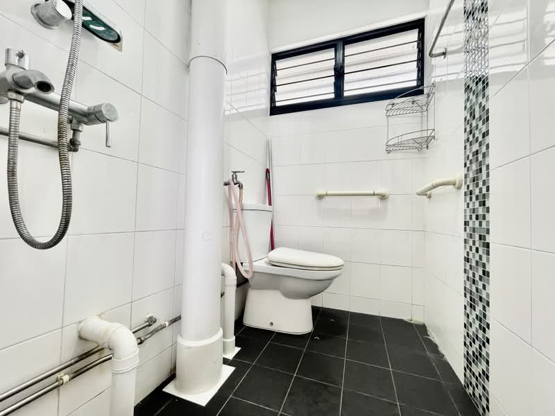 474 Ang Mo Kio Avenue 10, 474 Ang Mo Kio Avenue 10, 2 Bedrooms, 721 sqft, HDB Flat For Sale, by Serence Playford, 500197362 - Common Bathroom - PropertyGuru.com.sg