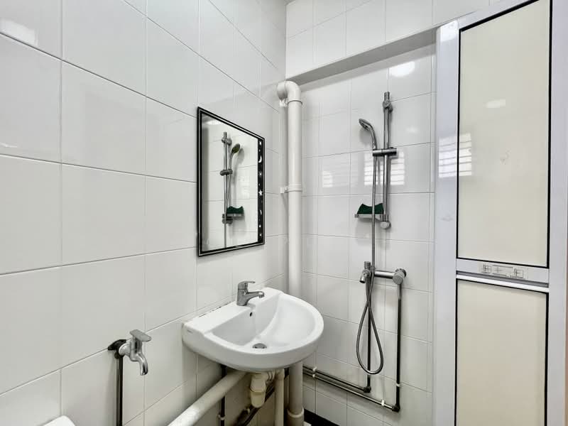 474 Ang Mo Kio Avenue 10, 474 Ang Mo Kio Avenue 10, 2 Bedrooms, 721 sqft, HDB Flat For Sale, by Serence Playford, 500197362 - Master Bathroom - PropertyGuru.com.sg