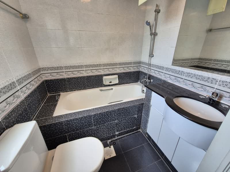 Unit near NUS and Haw Par Villa, , 3 Bedrooms, 1,238 sqft, Apartment For Rent, by Raymond Tay, 500197367 - Bathroom - PropertyGuru.com.sg