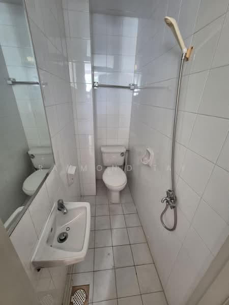 Unit near NUS and Haw Par Villa, , 3 Bedrooms, 1,238 sqft, Apartment For Rent, by Raymond Tay, 500197367 - Bathroom - PropertyGuru.com.sg
