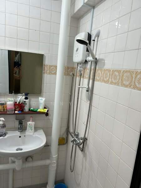 584 Cheng San Court, 584 Ang Mo Kio Avenue 3, Room Rental, 120 sqft, HDB Flat For Rent, by Danny Hee, 500197414 - Bathroom - PropertyGuru.com.sg