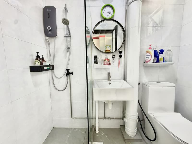 228 Choa Chu Kang Central, 228 Choa Chu Kang Central, 4 Bedrooms, 1,313 sqft, HDB Flat For Sale, by Hidayat Shariff, 500197438 - Bathroom - PropertyGuru.com.sg