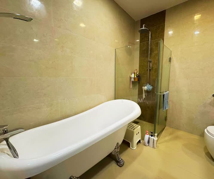 Maple Woods, 989 Bukit Timah Road, 3 Bedrooms, 1,378 sqft, Condominium For Rent, by David Lim, 500197470 - Bathroom - PropertyGuru.com.sg