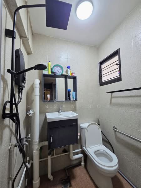 711 Yishun Avenue 5, 711 Yishun Avenue 5, 2 Bedrooms, 721 sqft, HDB Flat For Sale, by Hasnah Hassan Goh, 500197504 - Bathroom - PropertyGuru.com.sg