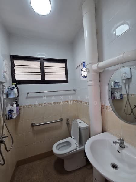 711 Yishun Avenue 5, 711 Yishun Avenue 5, 2 Bedrooms, 721 sqft, HDB Flat For Sale, by Hasnah Hassan Goh, 500197504 - Bathroom - PropertyGuru.com.sg