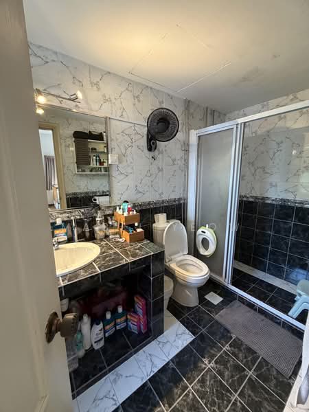 Oxley Garden, 5 Oxley Rise, 3 Bedrooms, 1,650 sqft, Apartment For Rent, by Mabel Yeow, 500197520 - Bathroom - PropertyGuru.com.sg