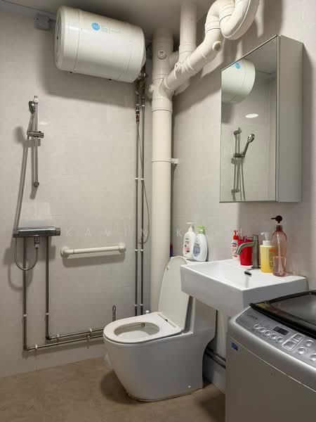 420 Hougang Avenue 10, 420 Hougang Avenue 10, 4 Bedrooms, 1,302 sqft, HDB Flat For Sale, by Kavin Kuah, 500197566 - Bathroom - PropertyGuru.com.sg