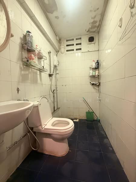 People's Park Complex, 1 Park Road, 3 Bedrooms, 1,119 sqft, Apartment For Sale, by Jackie Chan, 500197588 - Bathroom - PropertyGuru.com.sg