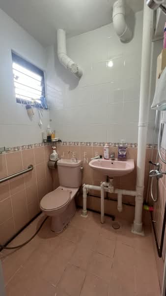 607 Ang Mo Kio Avenue 4, 607 Ang Mo Kio Avenue 4, 2 Bedrooms, 721 sqft, HDB Flat For Rent, by Jeff Hong, 500197621 - Master Bathroom - PropertyGuru.com.sg
