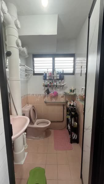 607 Ang Mo Kio Avenue 4, 607 Ang Mo Kio Avenue 4, 2 Bedrooms, 721 sqft, HDB Flat For Rent, by Jeff Hong, 500197621 - Bathroom - PropertyGuru.com.sg