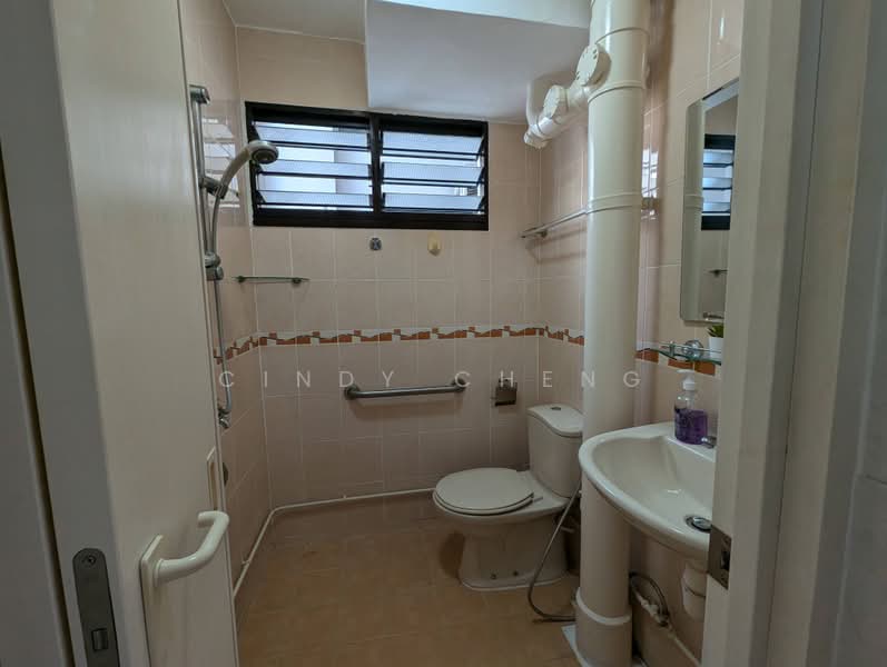 421 Ang Mo Kio Avenue 10, 421 Ang Mo Kio Avenue 10, Room Rental, 100 sqft, HDB Flat For Rent, by Cindy Cheng, 500197627 - Common bathroom - PropertyGuru.com.sg