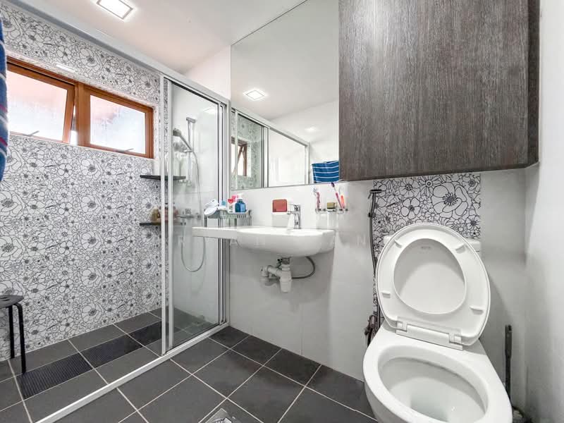 Charming Freehold Inter-Terrace For Sale @ Tai Hwan, , 5 Bedrooms, 2,800 sqft, Terraced House For Sale, by Bryan Pang, 500197630 - Bathroom - PropertyGuru.com.sg