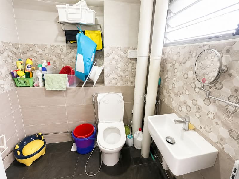 325 Tah Ching Road, 325 Tah Ching Road, 3 Bedrooms, 1,098 sqft, HDB Flat For Sale, by Tracy Lim, 500197649 - Bathroom - PropertyGuru.com.sg