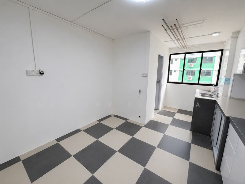823 Jurong West Street 81, 823 Jurong West Street 81, 4 Bedrooms, 1,301 sqft, HDB Flat For Sale, by Anthony Sentosa, 500197664 - Kitchen - PropertyGuru.com.sg