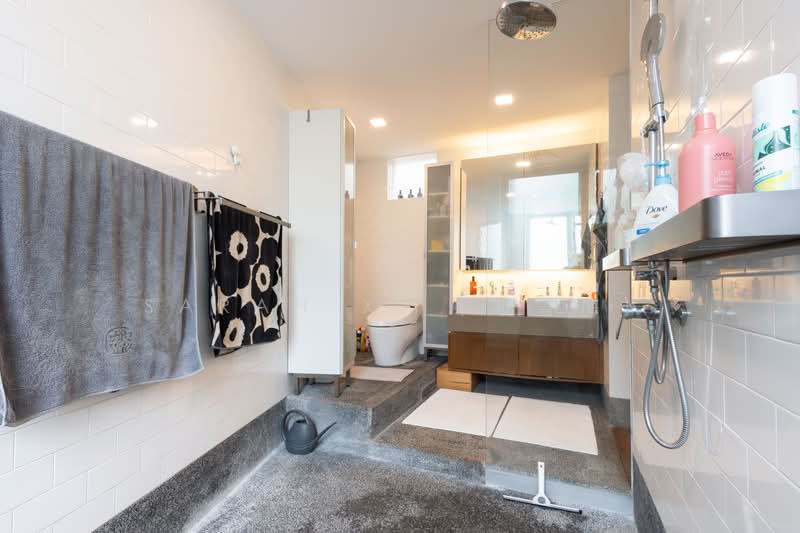 🌳 Tranquil Hillcrest Semi-Detached Move-in Ready, , 6 Bedrooms, 4,500 sqft, Semi-Detached House For Sale, by Sarah X. (郑雪梅), 500197665 - Master Bathroom - PropertyGuru.com.sg