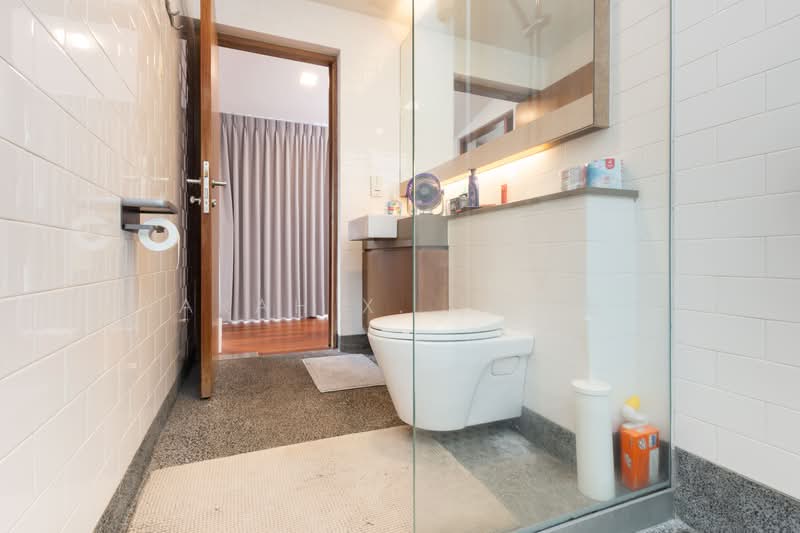 🌳 Tranquil Hillcrest Semi-Detached Move-in Ready, , 6 Bedrooms, 4,500 sqft, Semi-Detached House For Sale, by Sarah X. (郑雪梅), 500197665 - Bathroom - PropertyGuru.com.sg