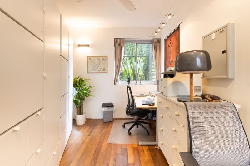 🌳 Tranquil Hillcrest Semi-Detached Move-in Ready, , 6 Bedrooms, 4,500 sqft, Semi-Detached House For Sale, by Sarah X. (郑雪梅), 500197665 - Bedroom - PropertyGuru.com.sg