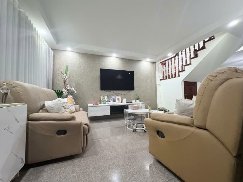 254 Bangkit Road, 254 Bangkit Road, 4 Bedrooms, 1,572 sqft, HDB Flat For Sale, by Ying Ying Cheng, 500197697 - Living Room - PropertyGuru.com.sg