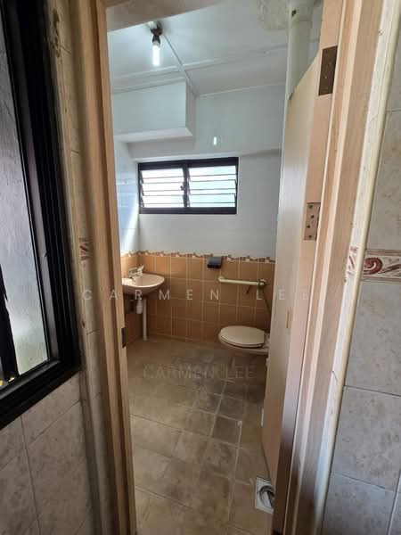 349 Jurong East Avenue 1, 349 Jurong East Avenue 1, 2 Bedrooms, 936 sqft, HDB Flat For Sale, by Carmen Lee, 500197720 - Bathroom - PropertyGuru.com.sg