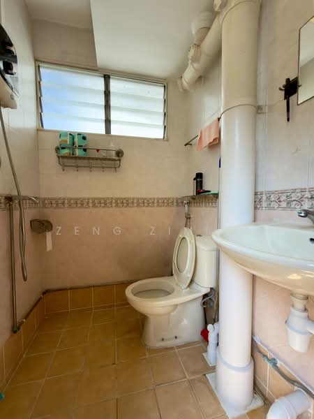 530 Bedok North Street 3, 530 Bedok North Street 3, Bedok / Upper East Coast, 2 Bedrooms, 731 sqft, HDB Flat For Sale, by Zeng Ziming, 500197723 - Bathroom - PropertyGuru.com.sg